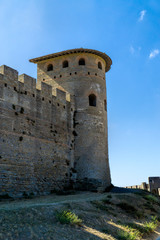 Fototapeta na wymiar Wehrturm und Festungsmauer der historischen Festungsanlage Carcassonne in Frankreich