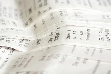 Nahaufnahme von vielen Kassenbons