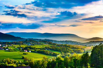 Widok na Beskid Wyspowy o zachodzie słońca, wiosna, zamglona dolina.