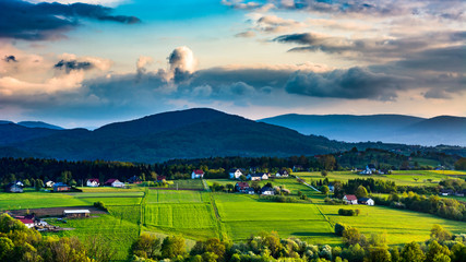 Widok na Beskid Wyspowy o zachodzie słońca, wiosna, zamglona dolina. © Zbigniew