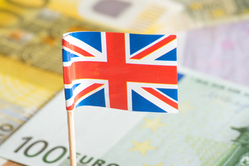 Flagge von Großbritannien und viele Euro Geldscheine