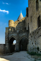 Obraz premium Burgturm mit Eingangstor und Fensteröffnungen auf der historischen Festungsanlage Carcassonne