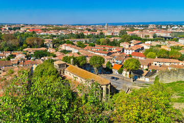 Blick auf die Stadt Carcassonne in der Region Languedoc-Roussilon im Süden Frankreichs