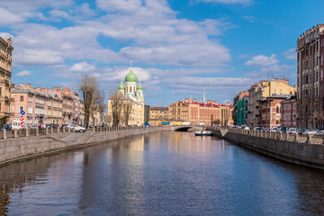 Naklejka premium The Griboedov Canal with a view of the Church of St. Isidore of Yuryevsky At the Estonian Orthodox brotherhood. St. Petersburg