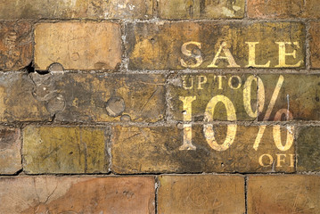 Annuncio commerciale di vendita promozionale su vecchio muro con mattoni consumati. Utilizzabile per promozioni di vendita on line o per negozi fisici. 