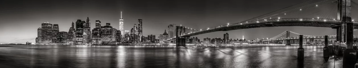 Foto op Plexiglas Panoramisch zwart-wit uitzicht op de wolkenkrabbers van Lower Manhattan Financial District in schemerlicht met de Brooklyn Bridge en East River. New York City © Francois Roux