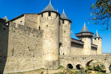 Fototapeta na wymiar Die historische Festungsanlage Carcassonne mit Brücke, Türmen und Festungsmauern in Südfrankreich