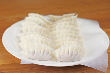 焼く前の生の餃子