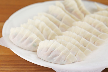 焼く前の生の餃子