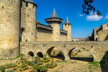 Fototapeta na wymiar Blick auf die Brücke, Türme und einen Tail des Gartens in der historischen mittelalterlichen Festungsstadt Carcassonne