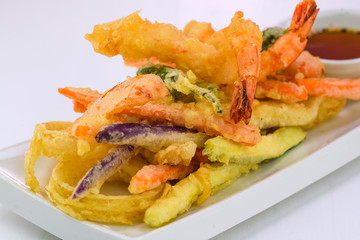 King prawns coated in plain and spicy breadcrumbs and deep-fried.