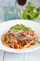 Spaghetti mit Salat und Rotwein