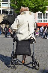 Obraz premium Alte Dame mit Rollator