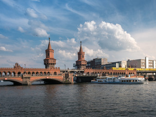 Obraz premium Oberbaum Bridge / Oberbaumbrücke in Berlin