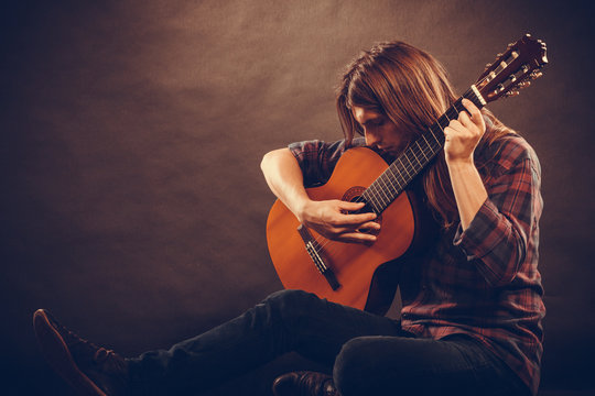 Artist with his wooden guitar.