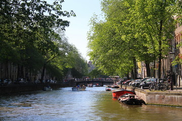 Widok na kanał w Amsterdamie