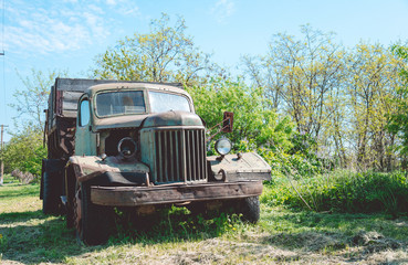 Старый грузовик в деревне