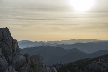 dağ silsileleri ve günbatımı