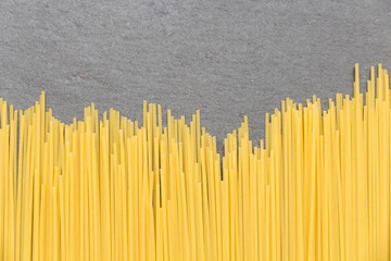 Spaghetti auf grauer Schieferplatte