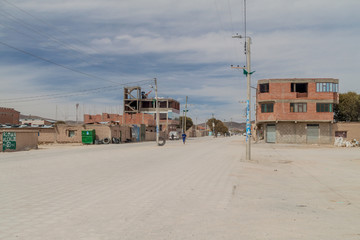 Fototapeta na wymiar UYUNI, BOLIVIA - APRIL 17, 2015: View of a main road in Uyuni town.