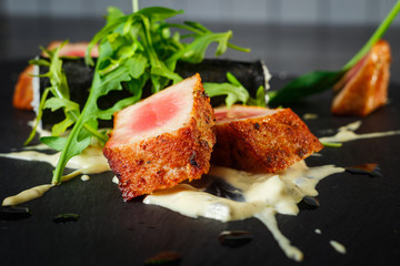 Grilled tuna with long roll and salad