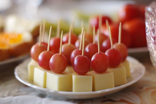 K&auml;se mit Weintrauben durchstochen mit Zahnstocher