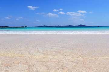 Obraz premium 沖縄の美しい海とさわやかな空