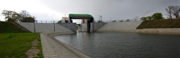 Śluza na Starej Odrze we Wrocławiu © Konrad_elx