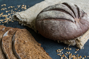 Круглый ржаной хлеб.
