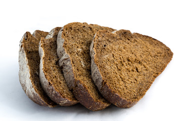 Нарезанные кусочки ржаного хлеба на белом фоне.