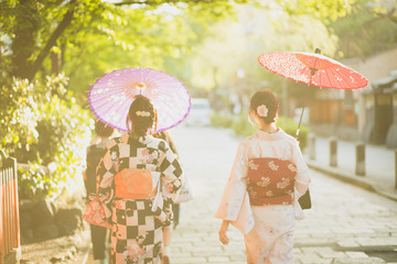 京都の夕暮れ:women in sunset at Kyoto
