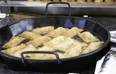 Fardelejos in frying pan