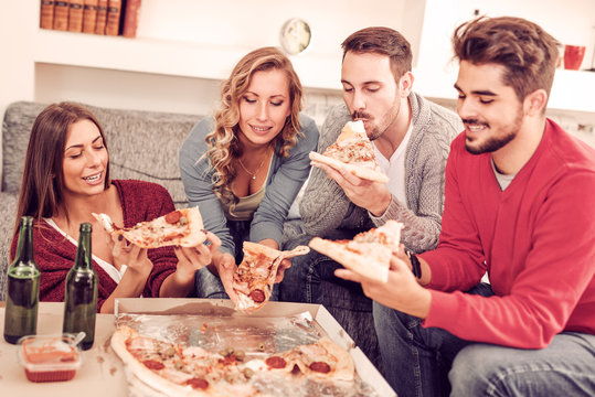 Friends eating pizza