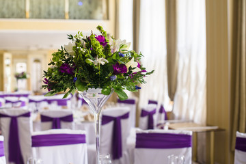 Fototapeta na wymiar Wedding banquet hall. Round tables