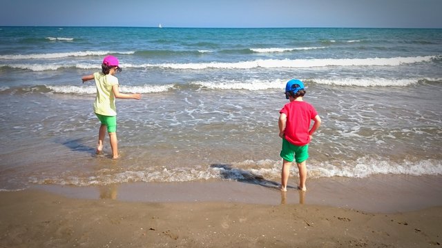 Ni&ntilde;os en la playa