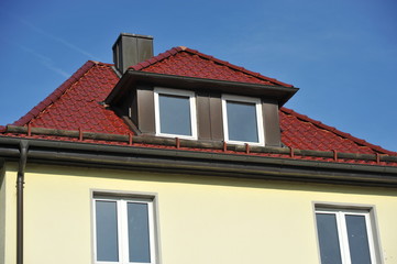 Ziegeldach mit modernisierten Dachgauben