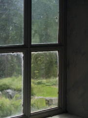 Blick aus einem alten Fenster einer Kirche in Norwegen