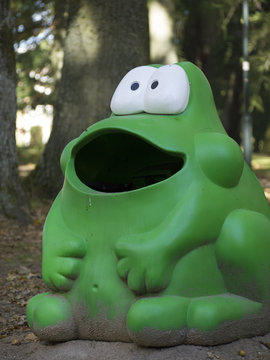 Ein M&uuml;lleimer in Form eines Frosches
