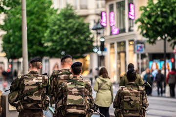 Soldados patrullando la ciudad de Niza despues de los atentados del dia de la bastilla