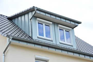 Ziegeldach mit modernisierten Dachgauben