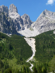 Fototapeta na wymiar Dachstein Bergspitzen des Dachsteinmassivs und blauer Himmel. 