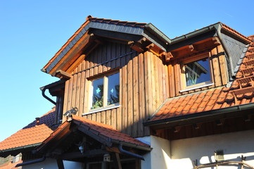 Niedrigenergie-Holzständerhaus mit Ziegeldach und Gauben