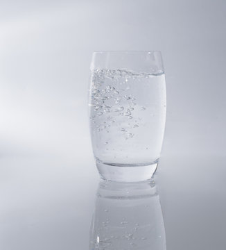 Volles Wasserglas 
