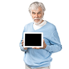 Senior zeigt Tablet