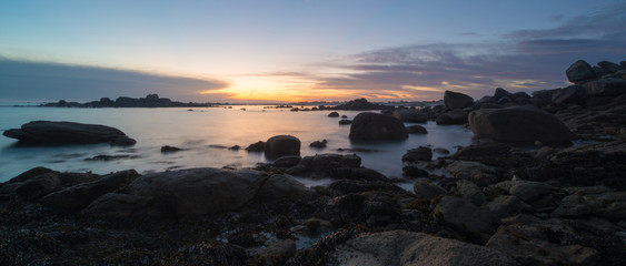 Fototapeta premium Felsen im Meer bei Sonnenaufgang, Bretagne, Frankreich, Langzeitbelichtung