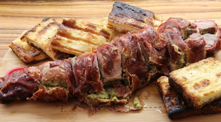 Gegrillte Lende mit Schinken und Pesto und Grillkäse