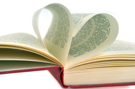 Livre ouvert avec deux pages formant un cœur 