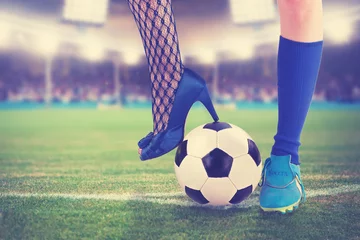 Crédence de cuisine en verre imprimé Foot Mesdames soccer, femme avec ballon de soccer dans le stade