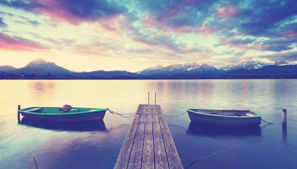 Obrazy na Szkle  Promenada z 2 łodziami na jeziorze, wschód słońca