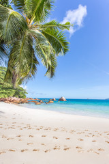 traces de pas sur plage d'anse Lazio, Praslin, Seychelles 